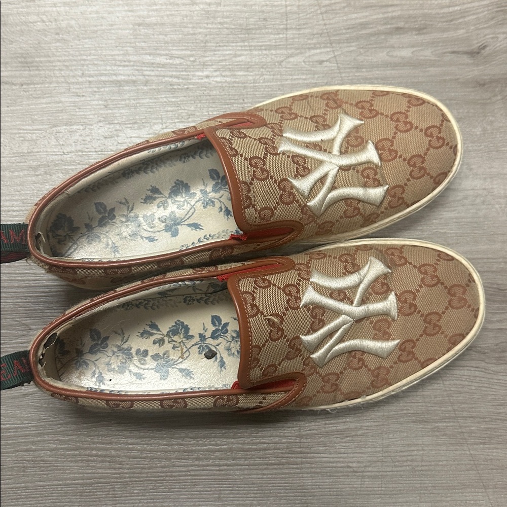 Authentic Gucci X MLB  New York Yankees Tan and White Slip-On Men's Loafers